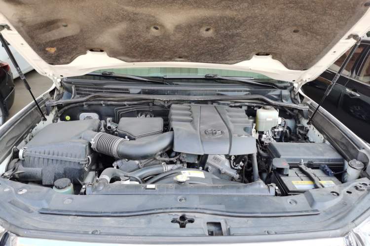 Used Toyota Land Cruiser 2017 4.0 GX-R Dual Fuel Dual Differential – Middle East Engine Bay