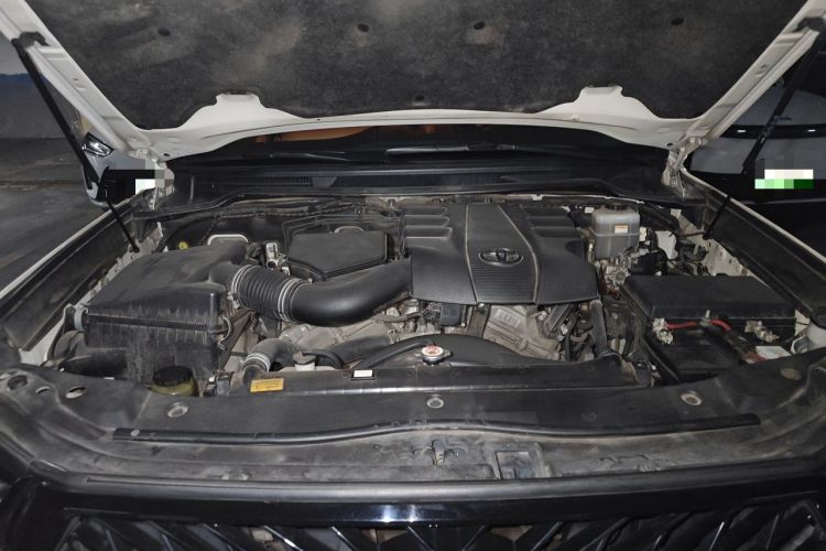 Used Toyota Land Cruiser 2017 4.0L 5-Seater Automatic Transmission Middle East Version Engine Bay