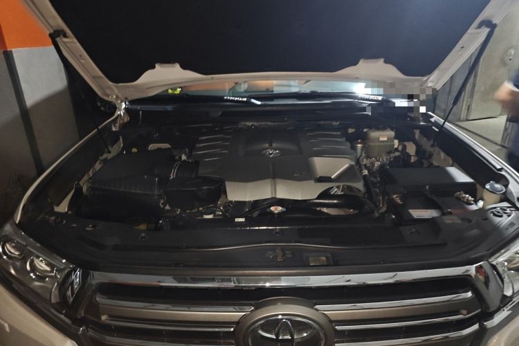 Used Toyota Land Cruiser  Engine Bay