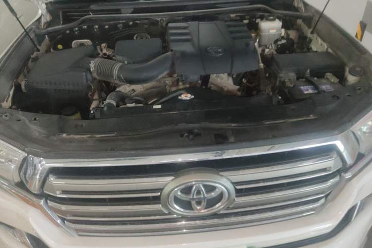 Used Toyota Land Cruiser  Engine Bay