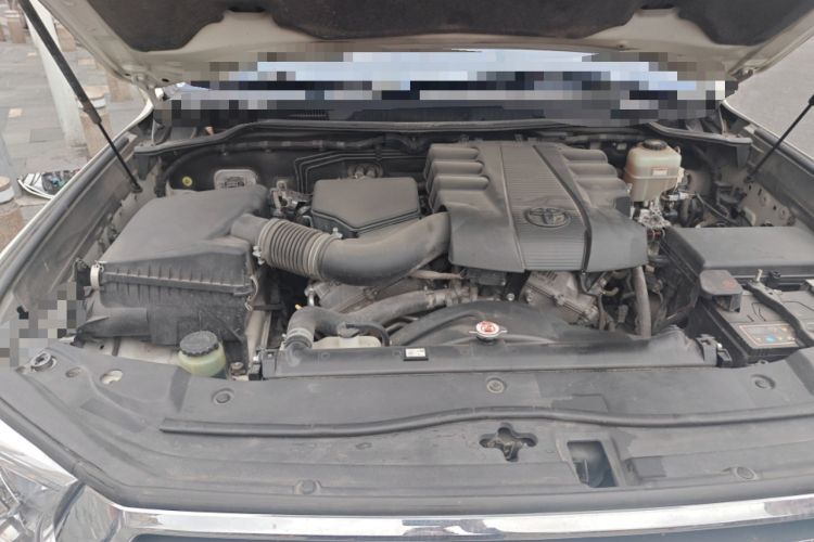 Used Toyota Land Cruiser  Engine Bay