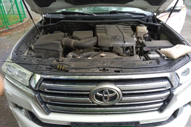 Used Toyota Land Cruiser  Engine Bay