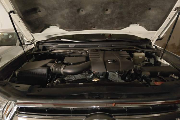 Used Toyota Land Cruiser  Engine Bay