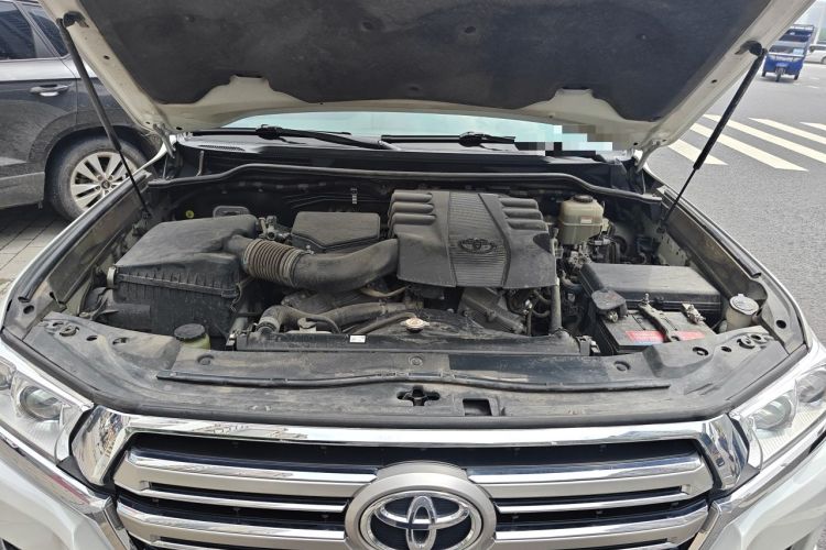 Used Toyota Land Cruiser 2017 4.0 GX-R Dual Fuel Dual Differential – Middle East Engine Bay