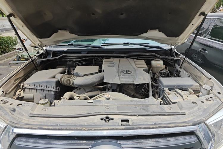 Used Toyota Land Cruiser  Engine Bay
