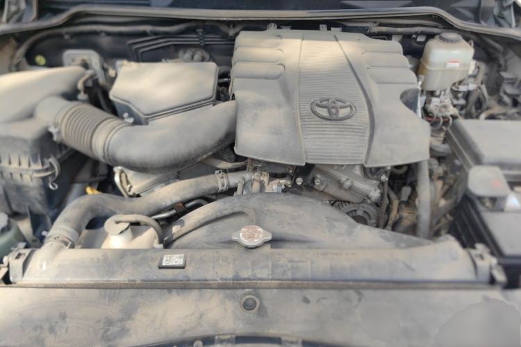 Used Toyota Land Cruiser  Engine Bay