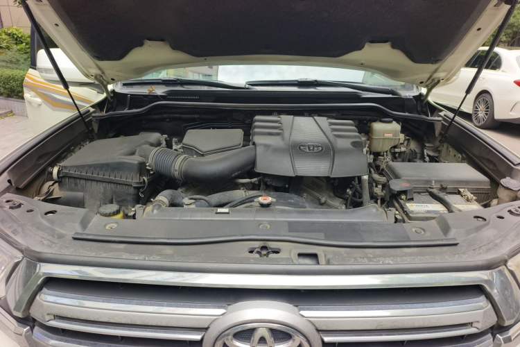 Used Toyota Land Cruiser  Engine Bay