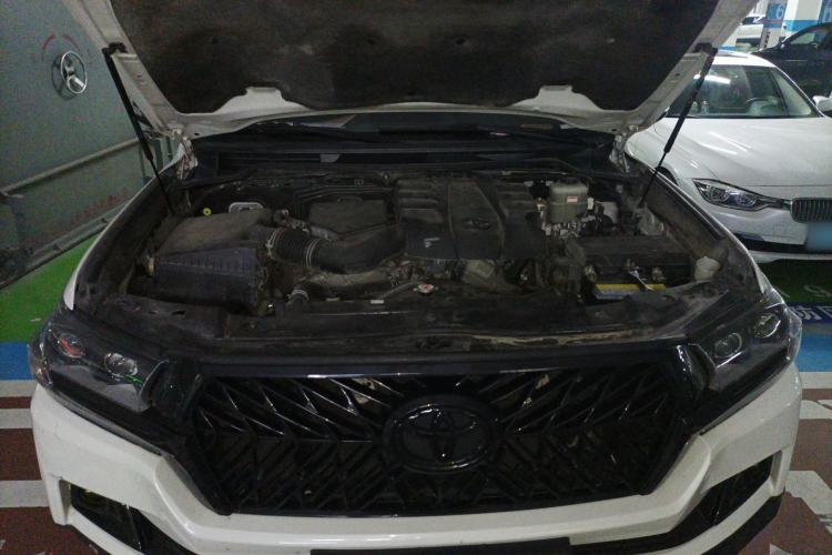 Used Toyota Land Cruiser  Engine Bay