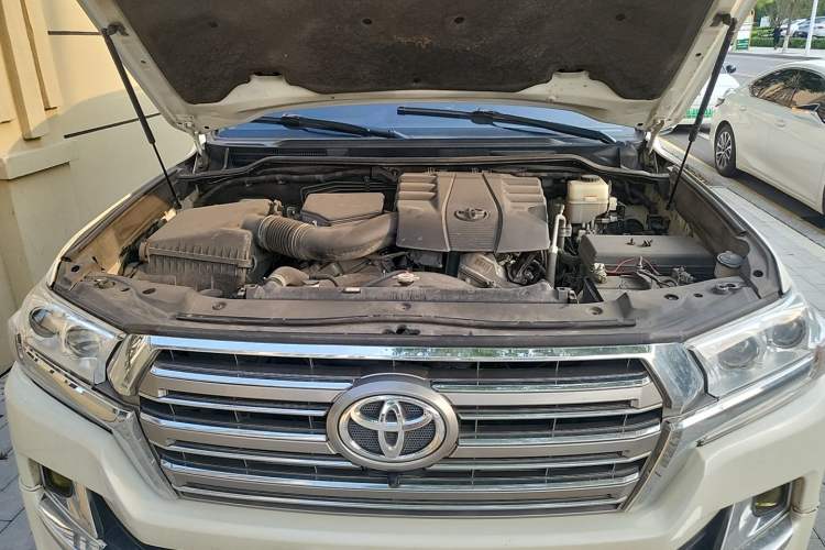 Used Toyota Land Cruiser  Engine Bay