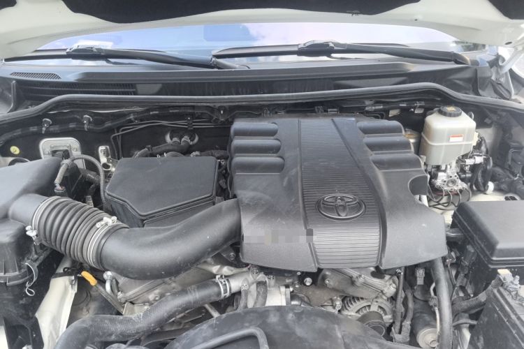 Used Toyota Land Cruiser 2017 4.0L GX-R Sunroof – Middle East Engine Bay