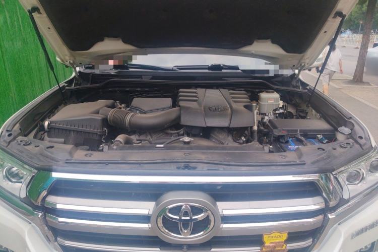 Used Toyota Land Cruiser  Engine Bay