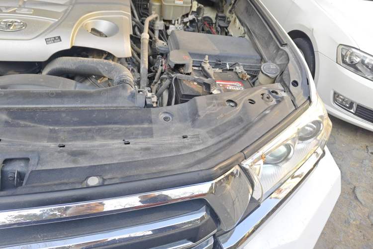 Used Toyota Land Cruiser 2017 5700 Middle East Edition Engine Bay Left