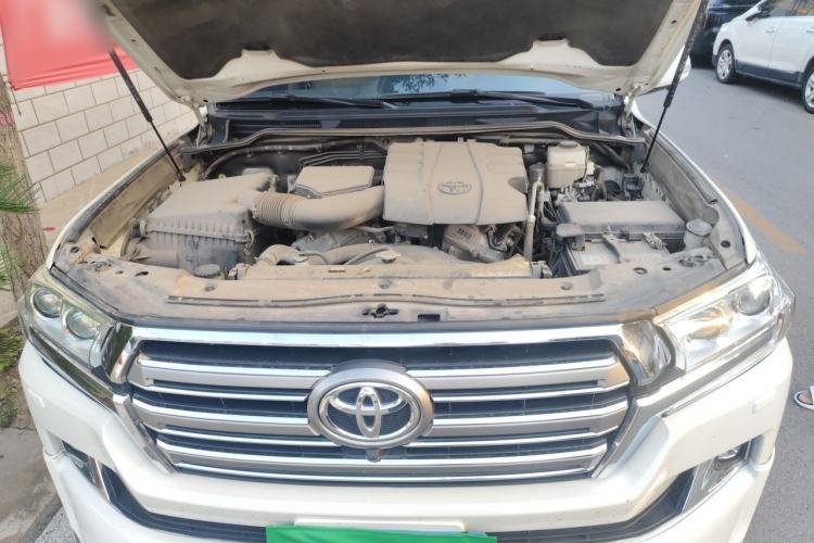 Used Toyota Land Cruiser  Engine Bay