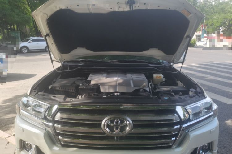 Used Toyota Land Cruiser  Engine Bay
