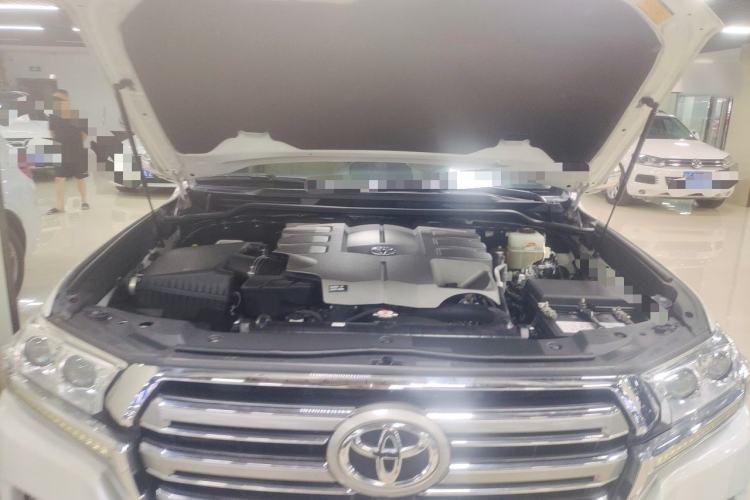 Used Toyota Land Cruiser  Engine Bay