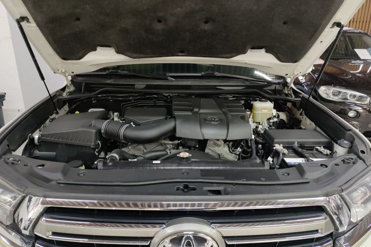 Used Toyota Land Cruiser 2017 4.0L Automatic Parallel Import Engine Bay