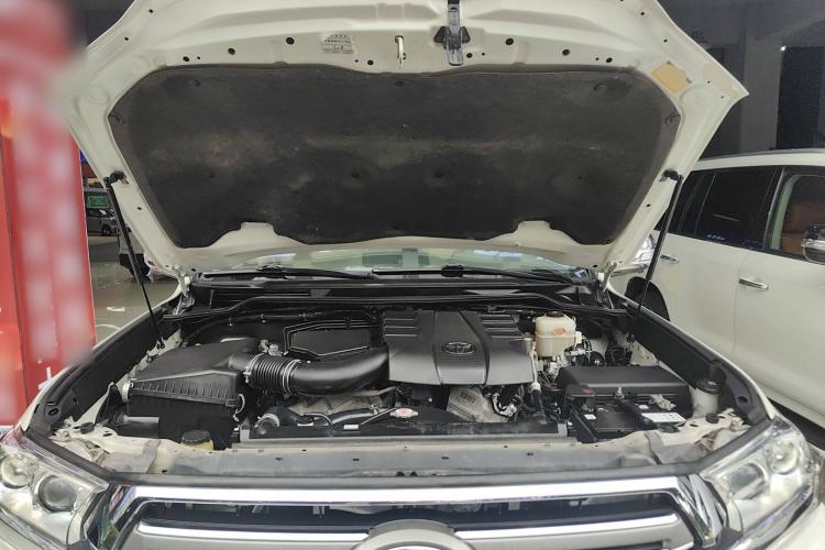 Used Toyota Land Cruiser 2017 4.0L Automatic Parallel Import Engine Bay