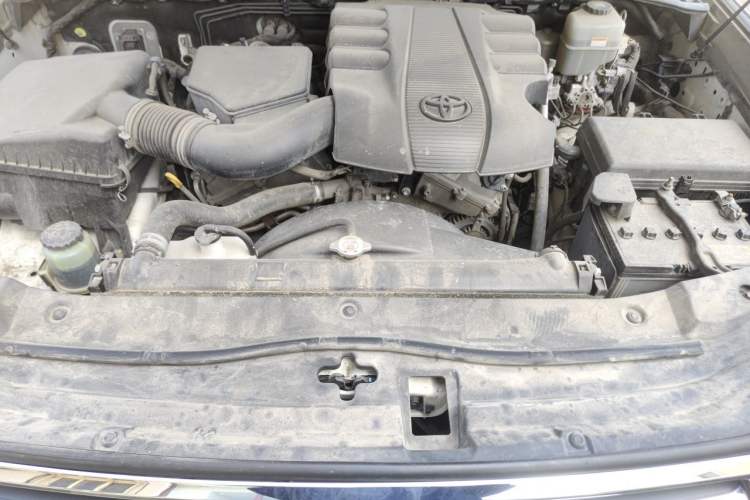 Used Toyota Land Cruiser 2017 4.0L GX-R Sunroof – Middle East Engine Bay