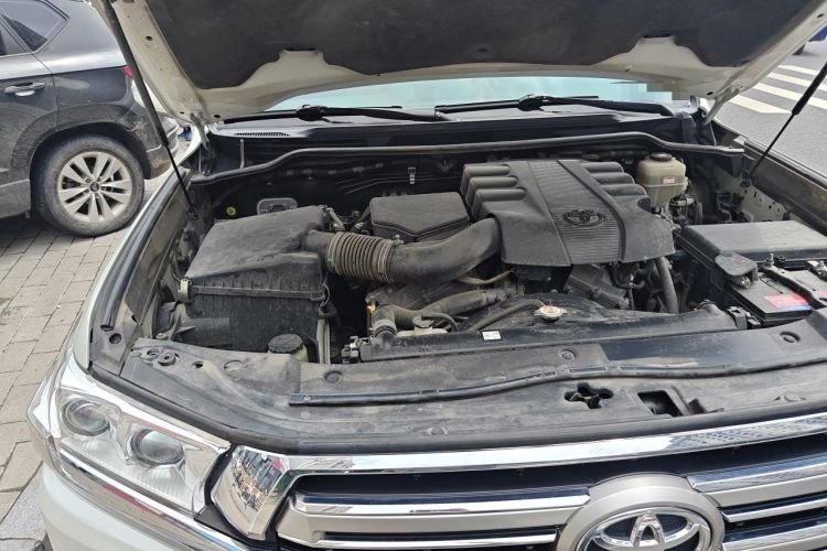 Used Toyota Land Cruiser 2017 4.0 GX-R Dual Fuel Dual Differential – Middle East Engine Bay Right