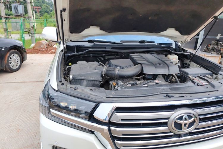 Used Toyota Land Cruiser 2017 4.0L GX 5-Seater U.S. Specification Engine Bay Right