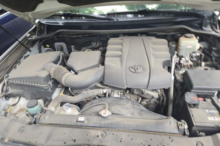 Used Toyota Land Cruiser  Engine Bay