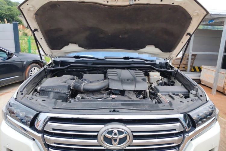 Used Toyota Land Cruiser 2017 4.0L GX 5-Seater U.S. Specification Engine Bay