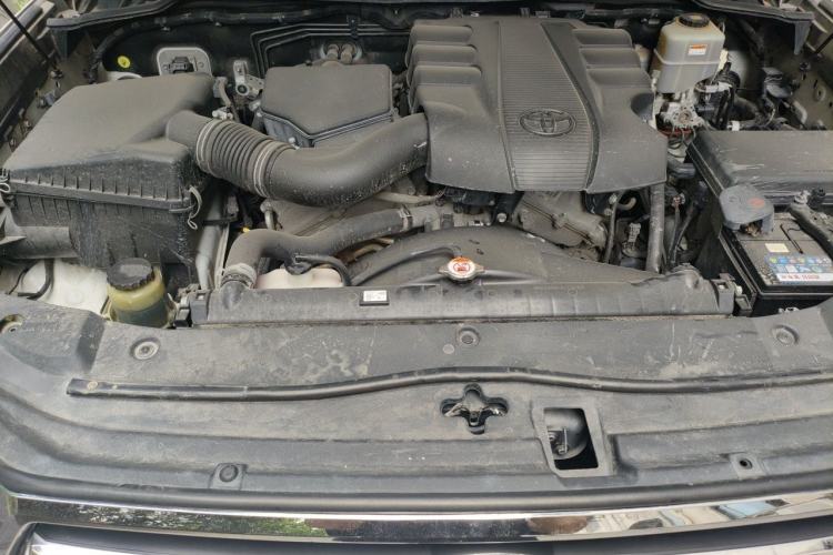 Used Toyota Land Cruiser  Engine Bay