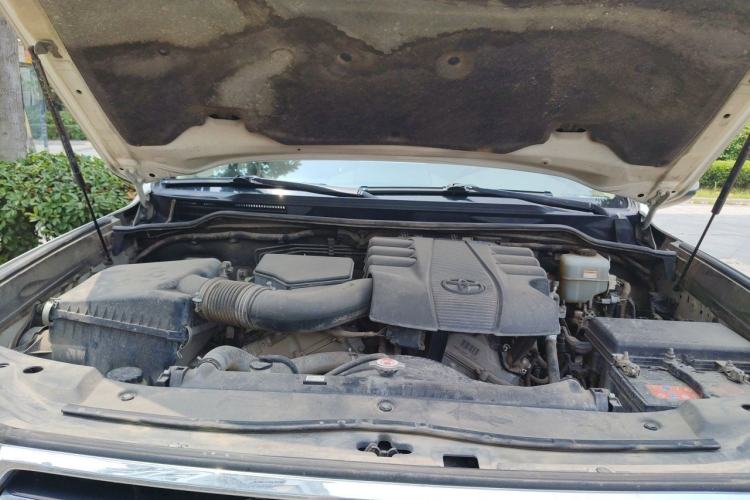 Used Toyota Land Cruiser  Engine Bay
