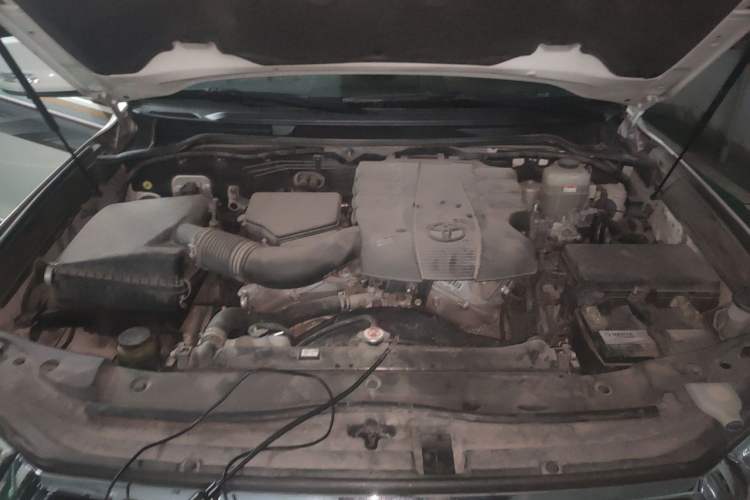 Used Toyota Land Cruiser  Engine Bay