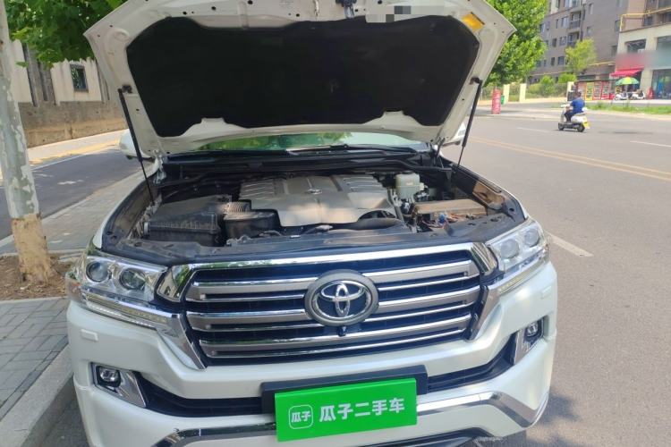 Used Toyota Land Cruiser  Engine Bay