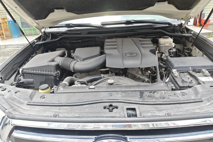 Used Toyota Land Cruiser  Engine Bay
