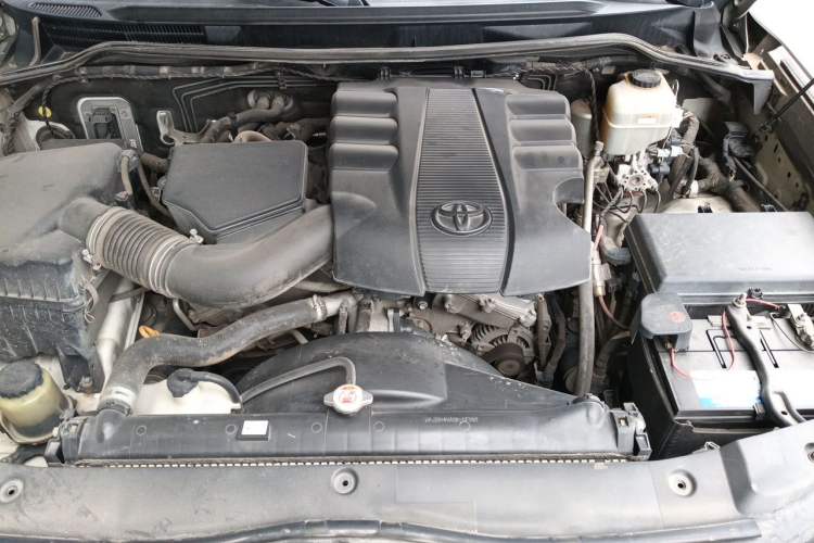 Used Toyota Land Cruiser  Engine Bay