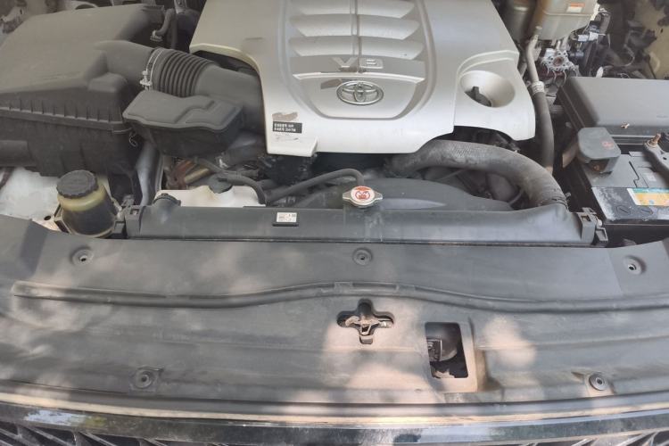 Used Toyota Land Cruiser  Engine Bay