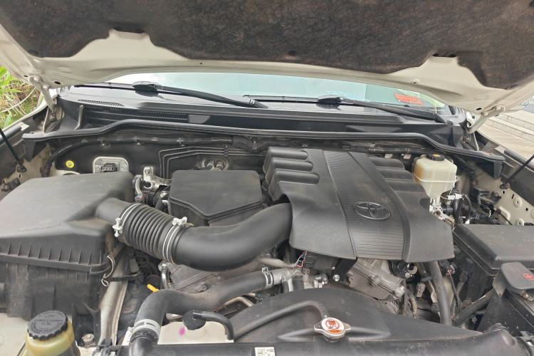 Used Toyota Land Cruiser  Engine Bay