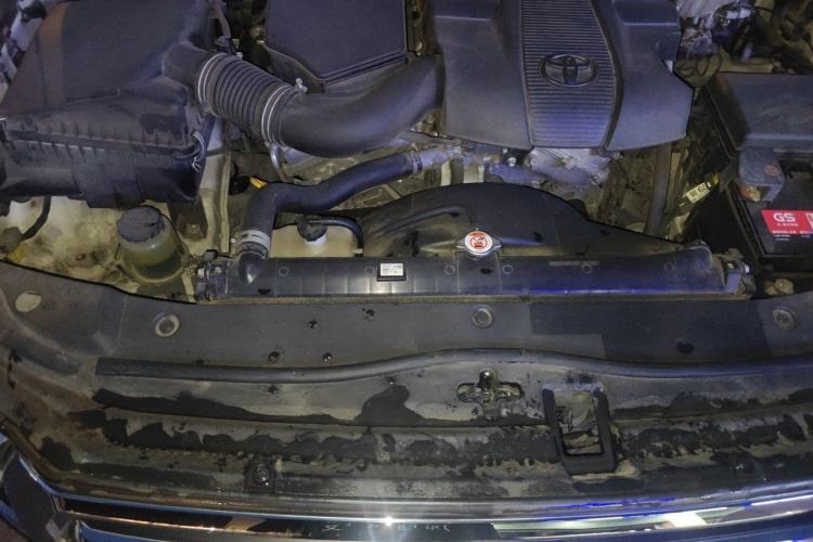 Used Toyota Land Cruiser 2017 4.0L GX-R Sunroof – Middle East Engine Bay