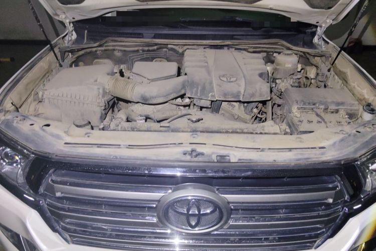 Used Toyota Land Cruiser  Engine Bay