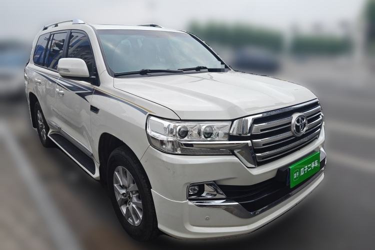 Used Toyota Land Cruiser 2017 4.0 GX-R Dual Fuel Dual Differential – Middle East Front Right 45 Deg