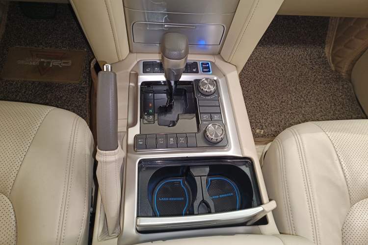 Used Toyota Land Cruiser 2017 4.0 GX-R Aluminum Wheels No Sunroof High-End Version—Middle East Market Gear Lever