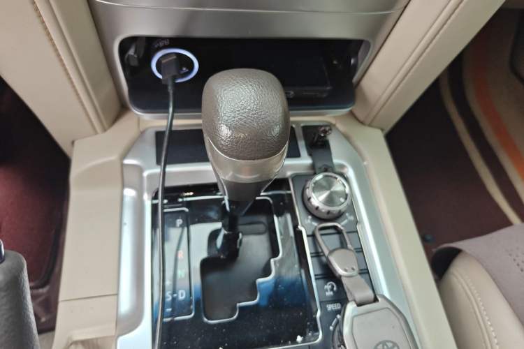 Used Toyota Land Cruiser 2017 4.0 GX-R Dual Fuel Dual Differential – Middle East Gear Lever
