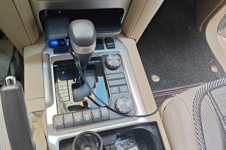 Used Toyota Land Cruiser 2017 4.0L GX 5-Seater U.S. Specification Gear Lever