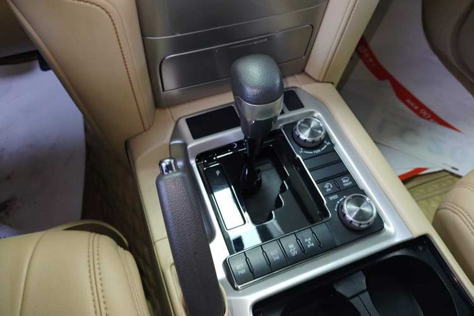Used Toyota Land Cruiser 2017 4.0 GX-R Aluminum Wheels No Sunroof High-End Version—Middle East Market Gear Lever