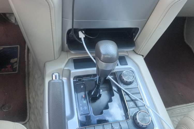 Used Toyota Land Cruiser 2017 4.0L GX-R Sunroof – Middle East Gear Lever