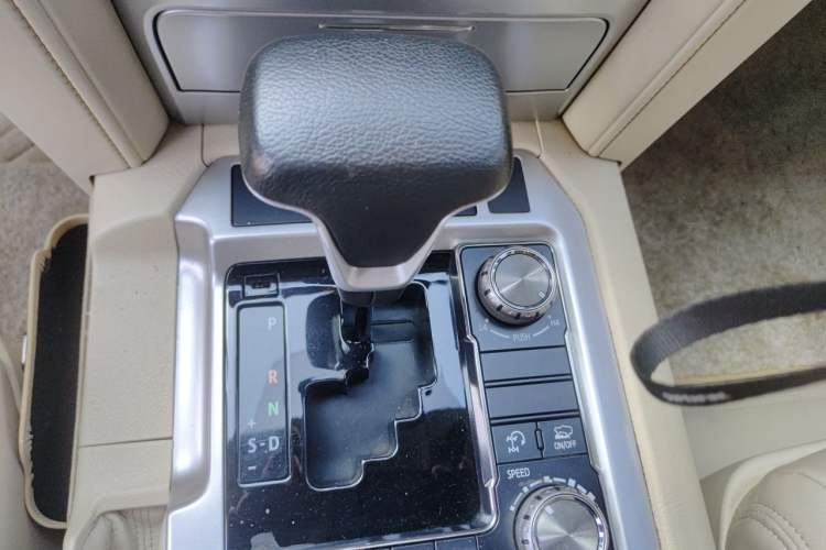 Used Toyota Land Cruiser 2017 4.0L GX-R Sunroof – Middle East Gear Lever