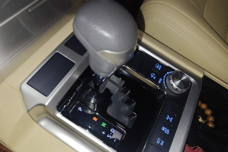 Used Toyota Land Cruiser 2017 4.0L GX-R Sunroof – Middle East Gear Lever