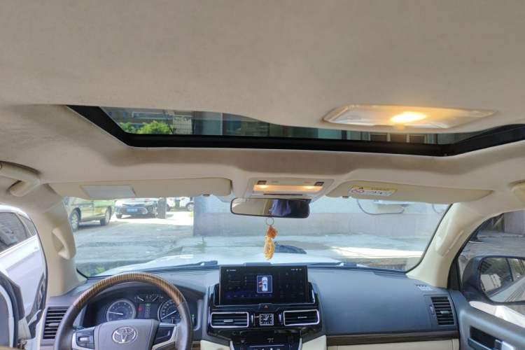 Used Toyota Land Cruiser 2017 4.0L GX-R Sunroof – Middle East Headliner
