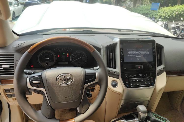 Used Toyota Land Cruiser 2017 4.0L Automatic Parallel Import Interior 2