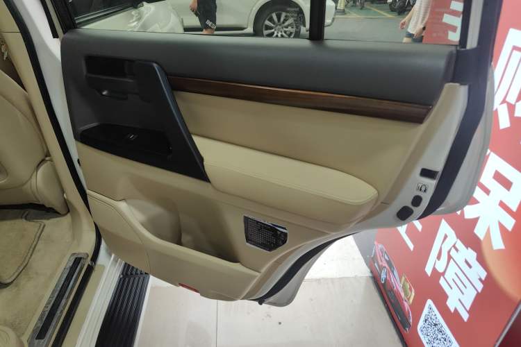 Used Toyota Land Cruiser 2017 4.0L Automatic Parallel Import Interior 6