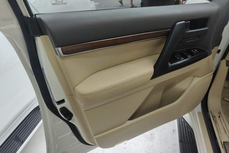 Used Toyota Land Cruiser 2017 4.0L Automatic Parallel Import Interior 7