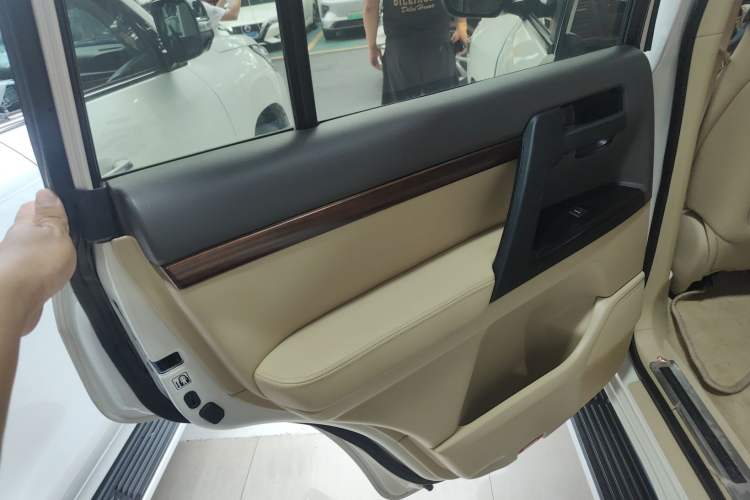 Used Toyota Land Cruiser 2017 4.0L Automatic Parallel Import Interior 8