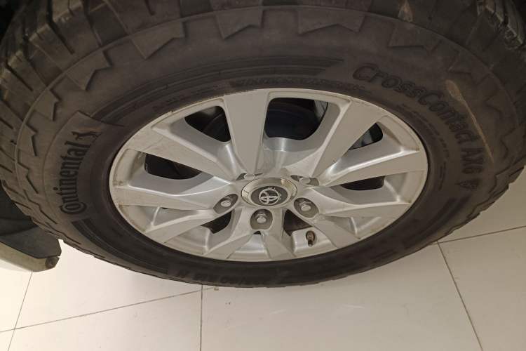 Used Toyota Land Cruiser 2017 4.0 GX-R Aluminum Wheels No Sunroof High-End Version—Middle East Market Left Front Wheel Hub